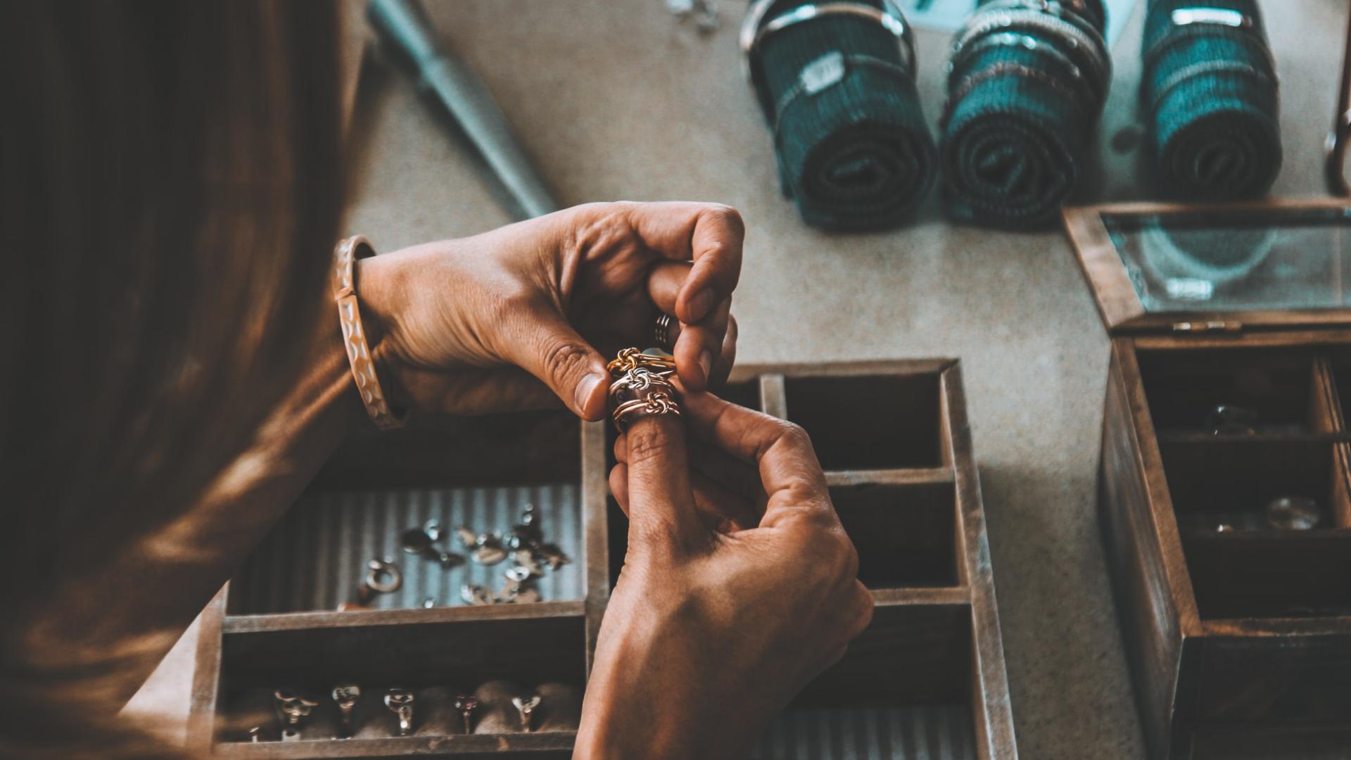 Schmuck Juwelier ringe mode frau hände