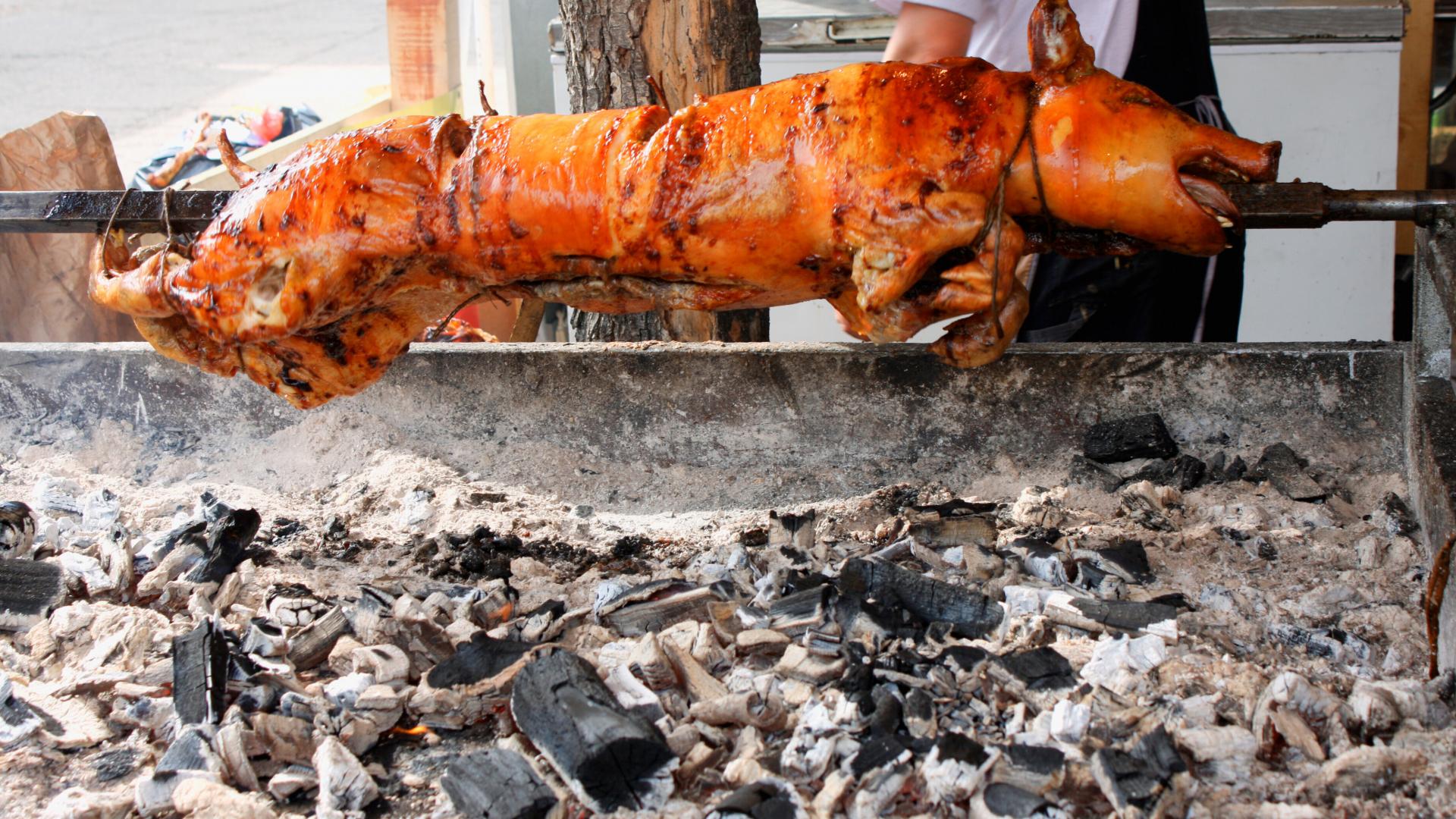 grillen schwein am spieß mittelalter essen fleisch