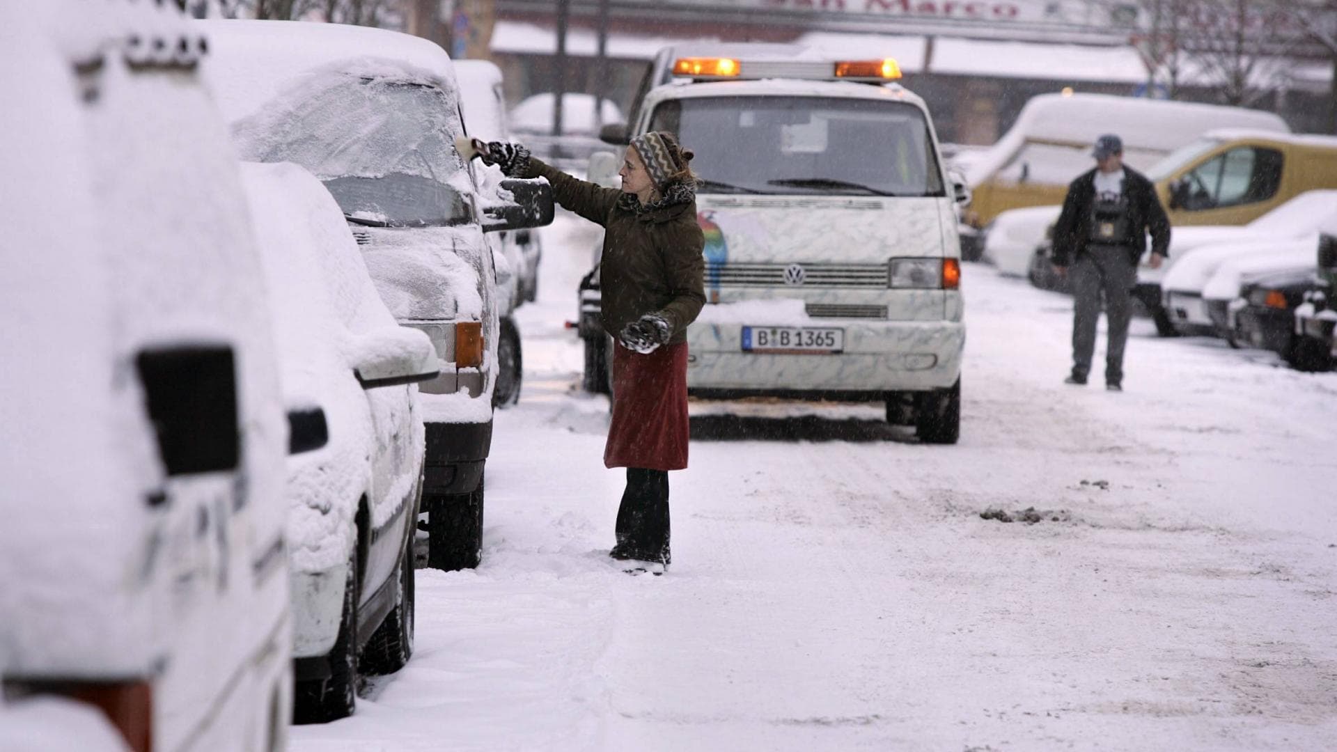 auto schnee verkehrschoas winter berlin