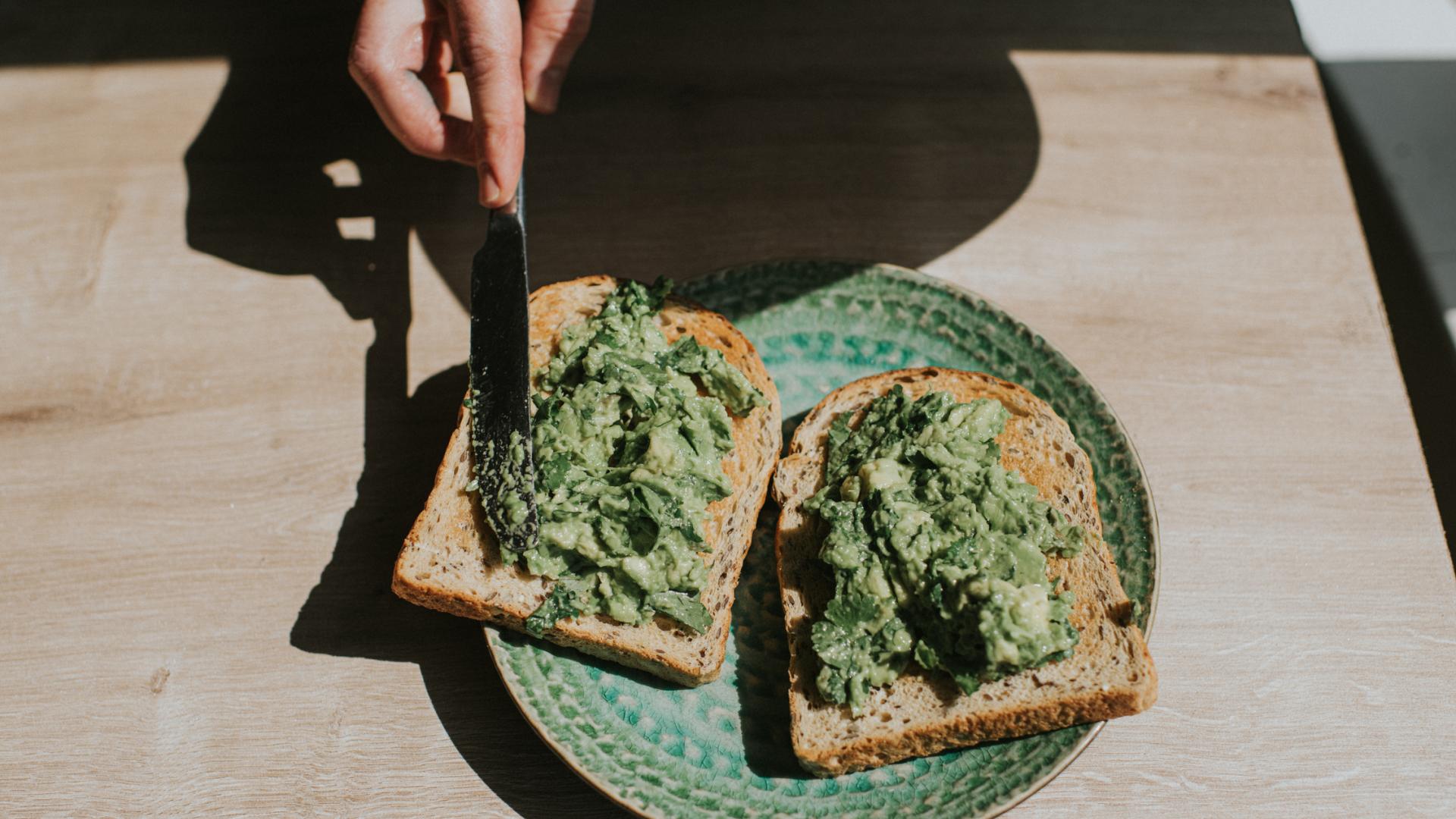 avocado toast gesundes essen