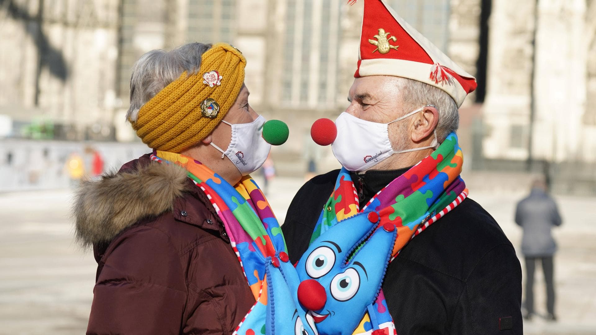 karneval mann frau maske clownsnase schal kölner dom