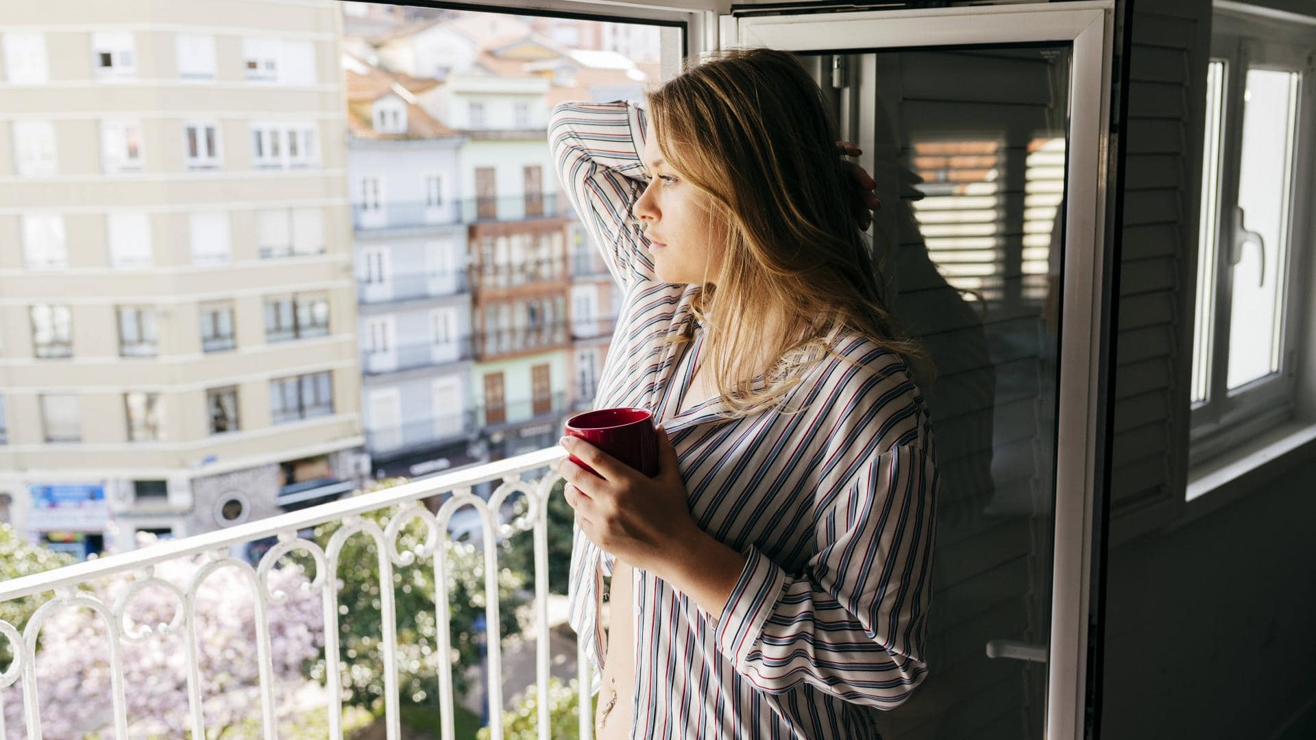 Frau, Kaffee, Fenster