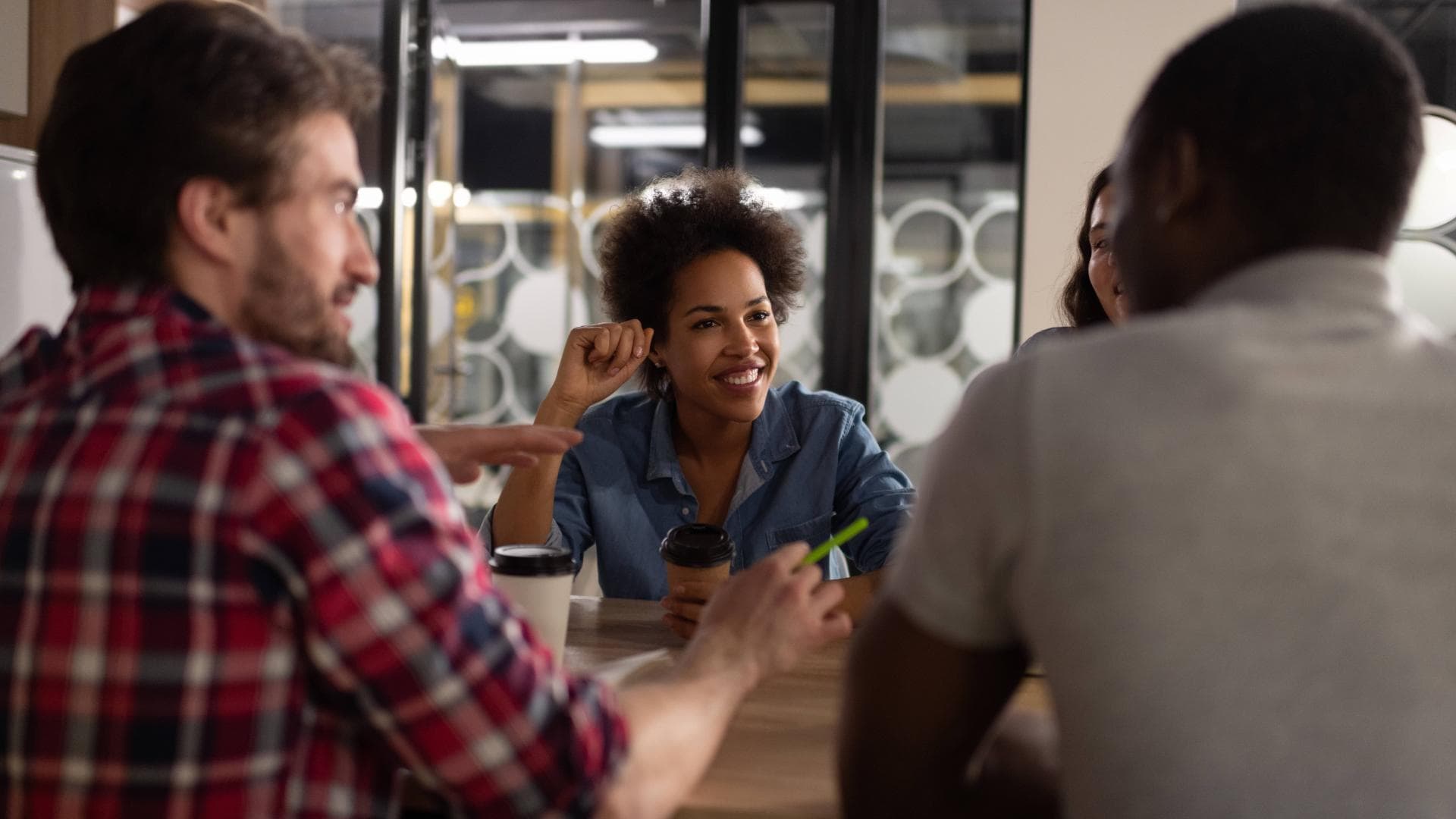 Kollegen frauen männer kaffee arbeit brainstorming