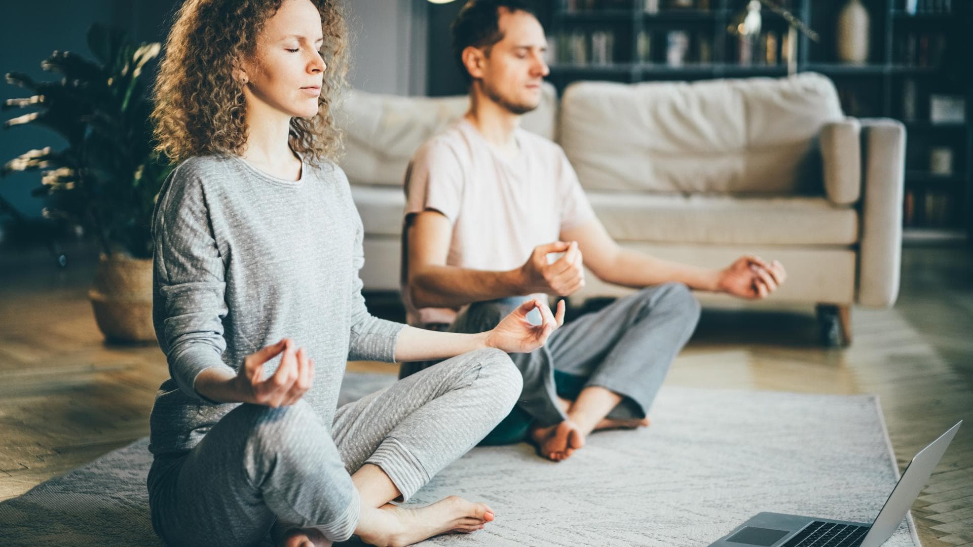 yoga pärchen schneidersitz meditation mann frau