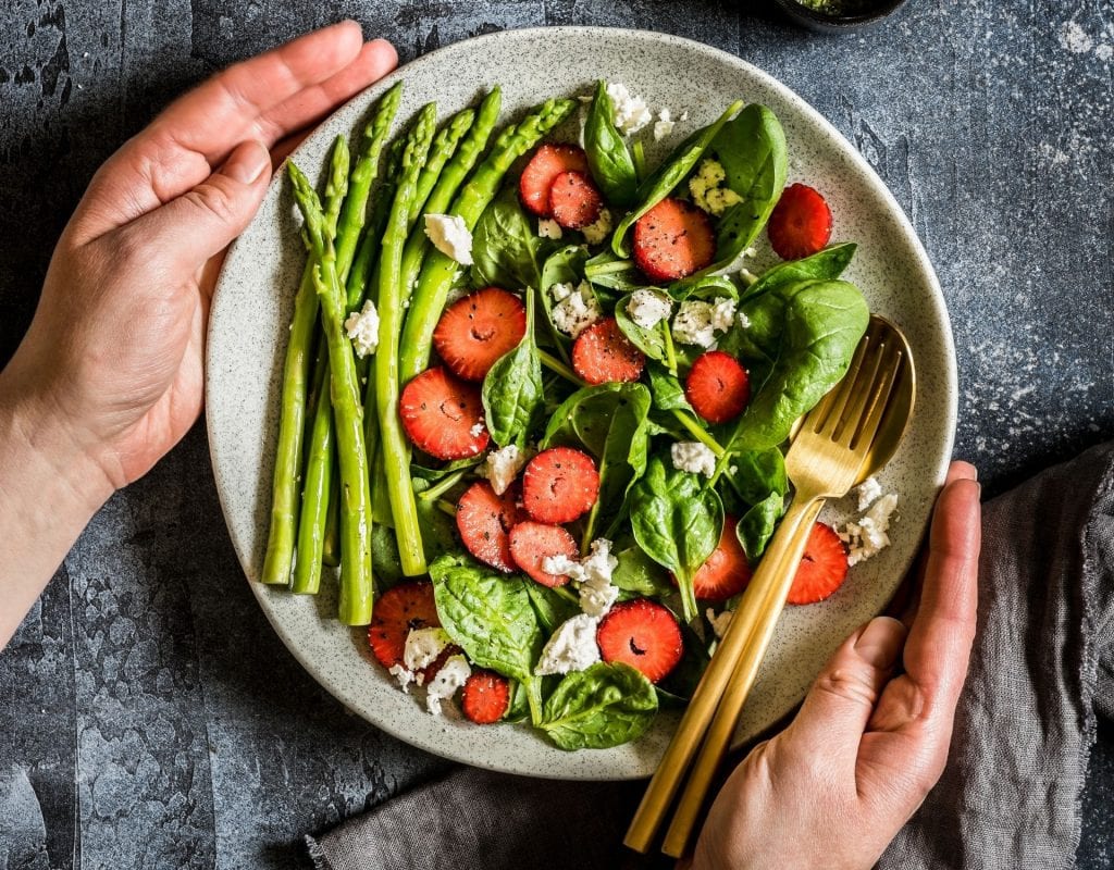 erdbeere grüner spargel salat