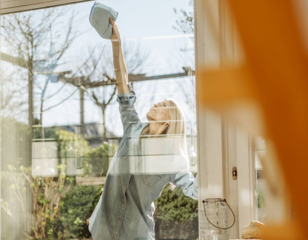 fenster putzen frau draußen zuhause sauber aufräumen