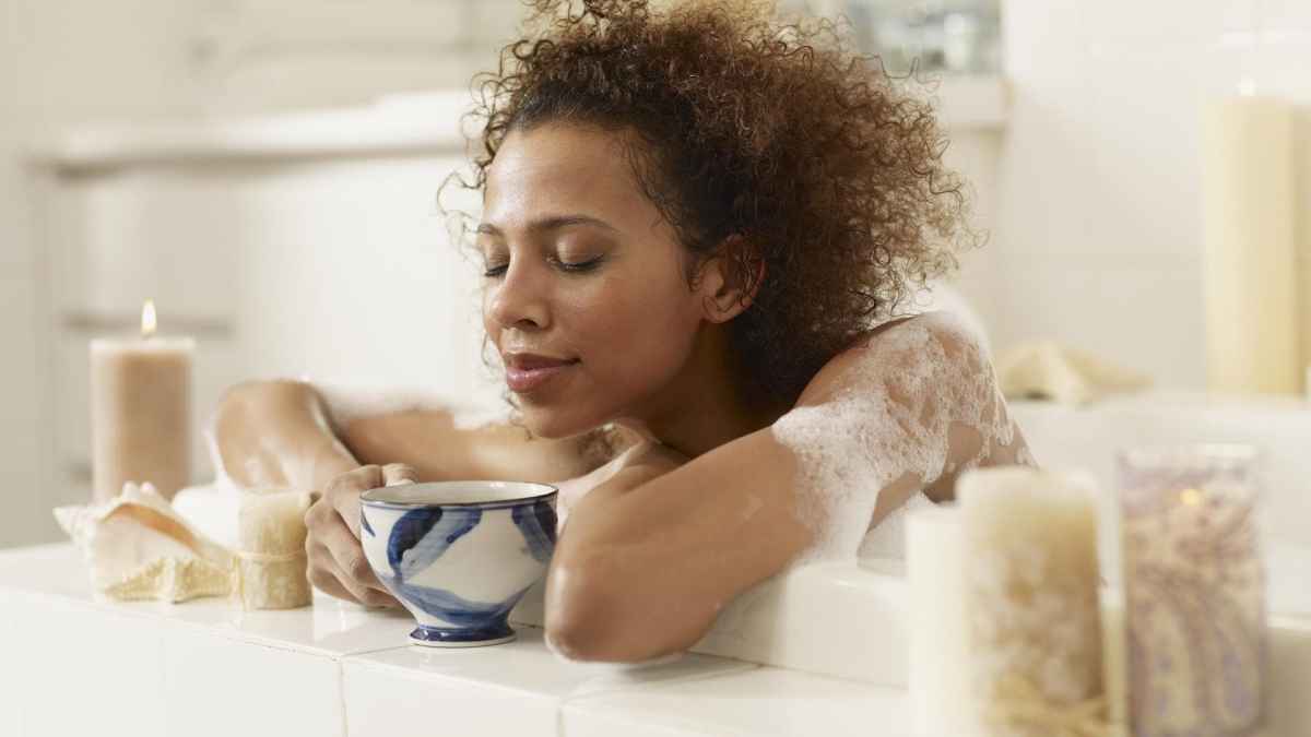 frau afro locken kaffee badewanne kerzen kaffee abführend kaffee verdauung