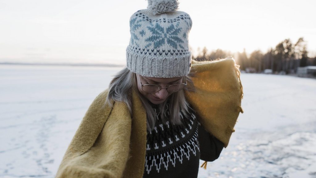 frau frieren schal mütze handschuhe winter kälte schnee