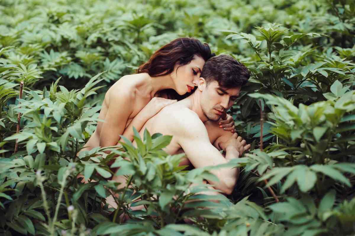 green sex couple natur wald verliebt paar