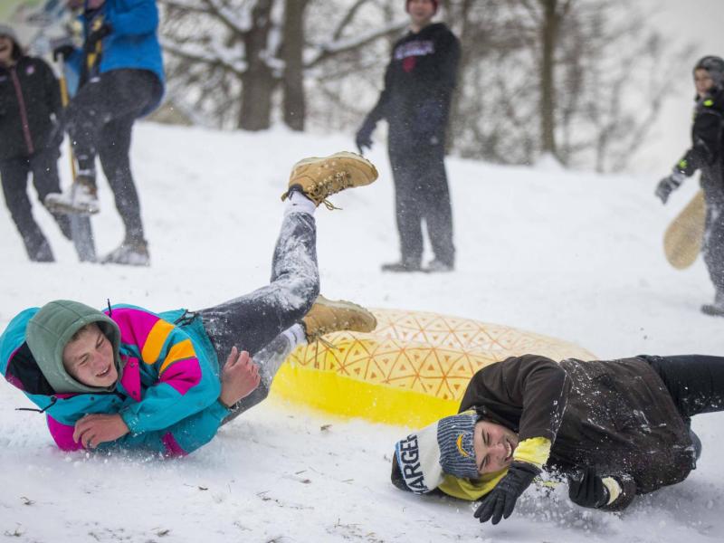 schlitten fahren winter eis männer jungs