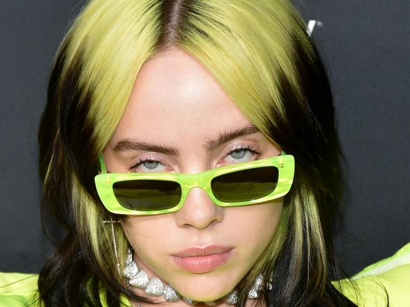 Schwarz und Grün: Diesen Haar-Look hat Billie Eilish sehr lange Zeit getragen. © DFree / Shutterstock.com