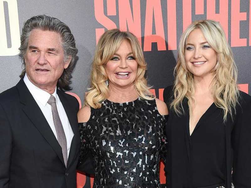 Schauspielerfamilie: Kate Hudson (r.) und Goldie Hawn gratulieren Kurt Russell zum 70. Geburtstag.. © Shutterstock.com / DFree