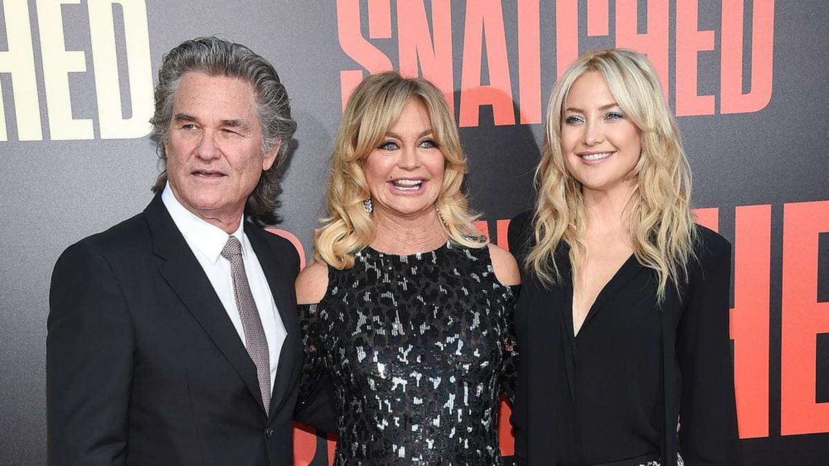 Schauspielerfamilie: Kate Hudson (r.) und Goldie Hawn gratulieren Kurt Russell zum 70. Geburtstag.. © Shutterstock.com / DFree