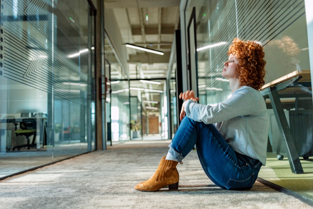 Frau Burnout Arbeit Büro