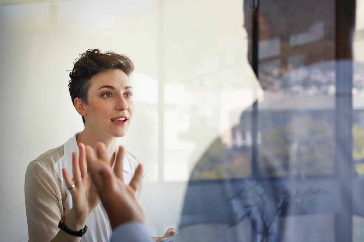 konflikte am arbeitsplatz, mann frau streit diskussion erster Arbeitstag