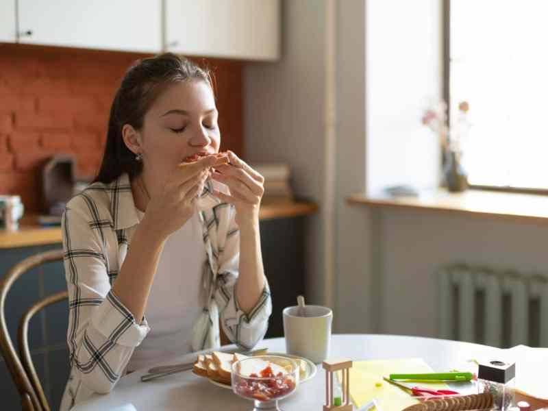 frühstück frau küche essen toast lecker morgen