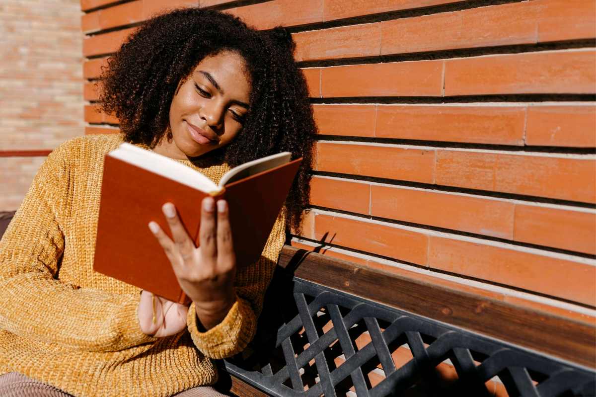 frau liest ein buch zum thema glück