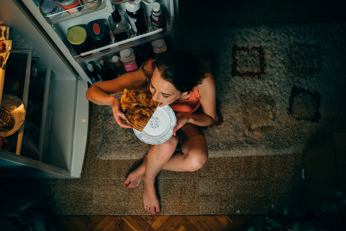 Frau nachts Kühlschrank essen Hunger