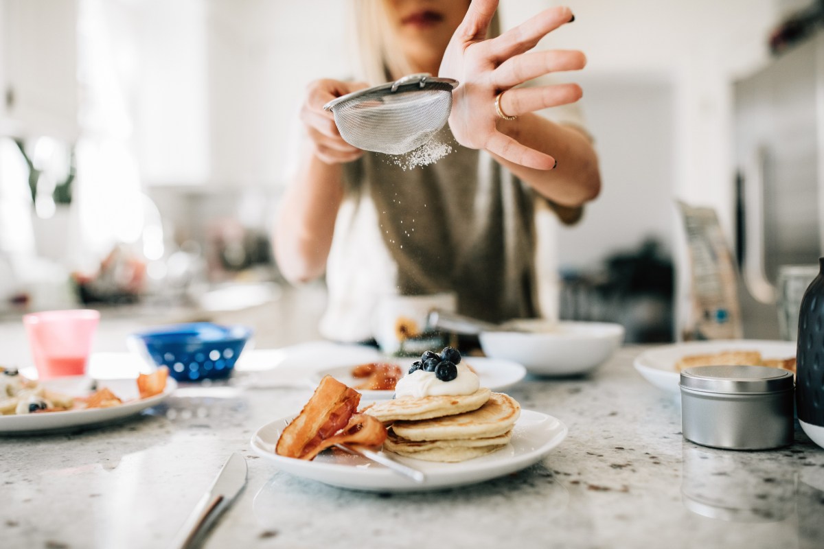 Frau macht Pancakes