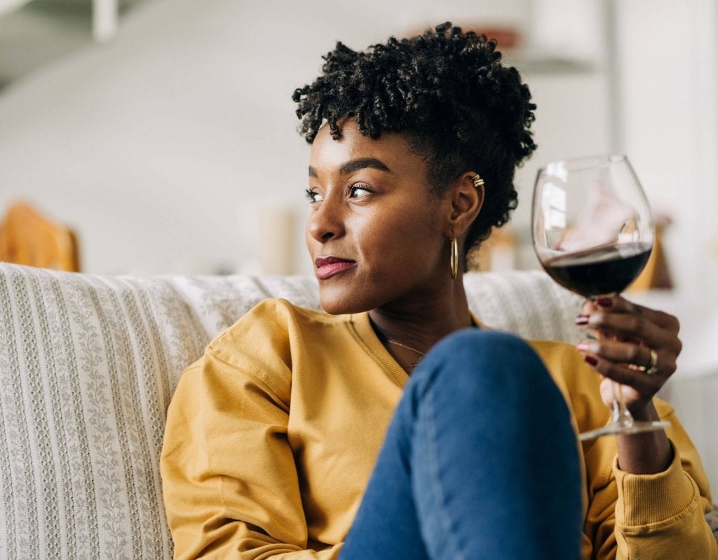 wein frau trinken lecker couch