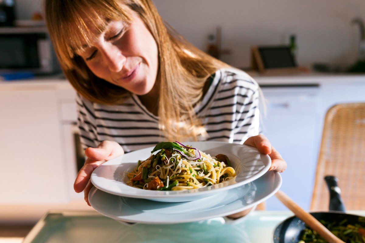 Frau mit sebstgekochtem Essen