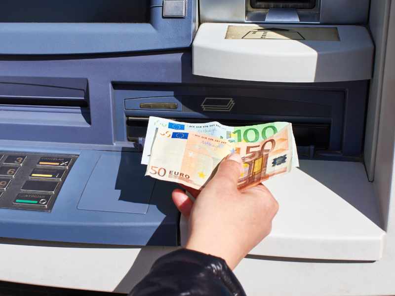 geld automat euro scheine hand verdienen