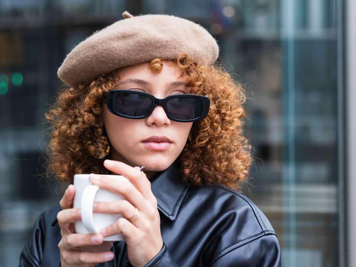 Frau trinkt Kaffee im Stehen