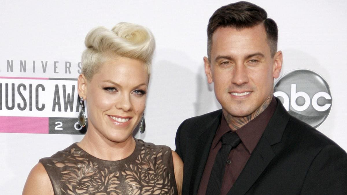 Gehen seit 15 Jahren als Ehepaar gemeinsam durchs Leben: Pink und Carey Hart.. © Tinseltown / Shutterstock.com