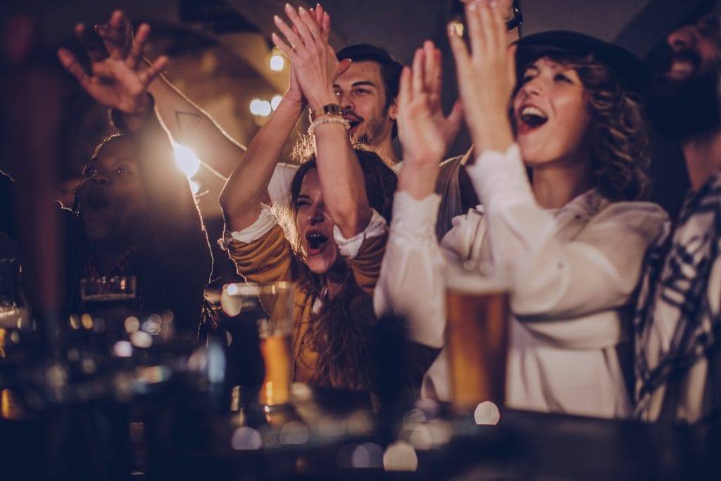 Spieleabend Bar Freunde Bier feiern klatschen Party