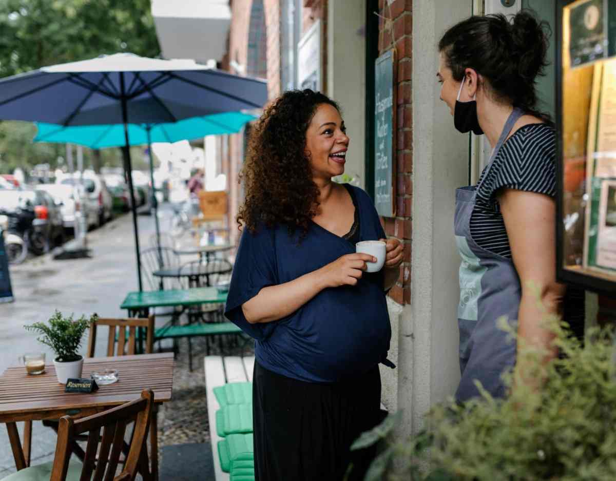 cafe corona freunde kellnerin kaffee freuen lachen frauen