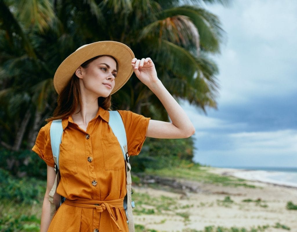 frau am strand safari natur sonnencreme