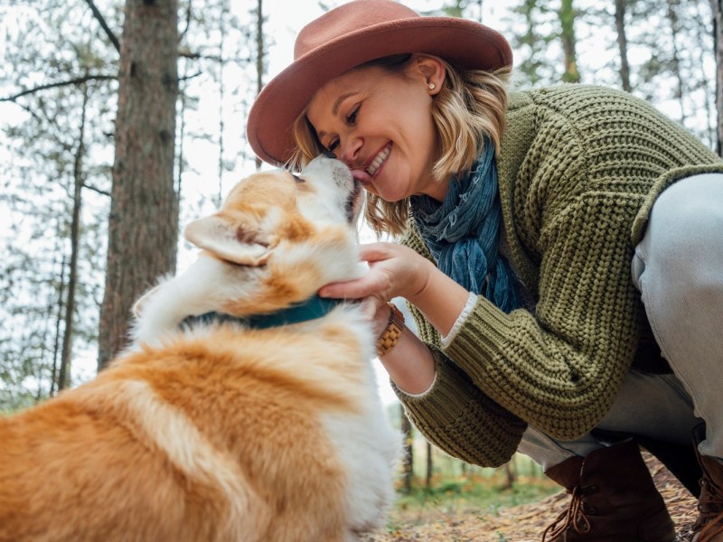 Frau mit Corgi