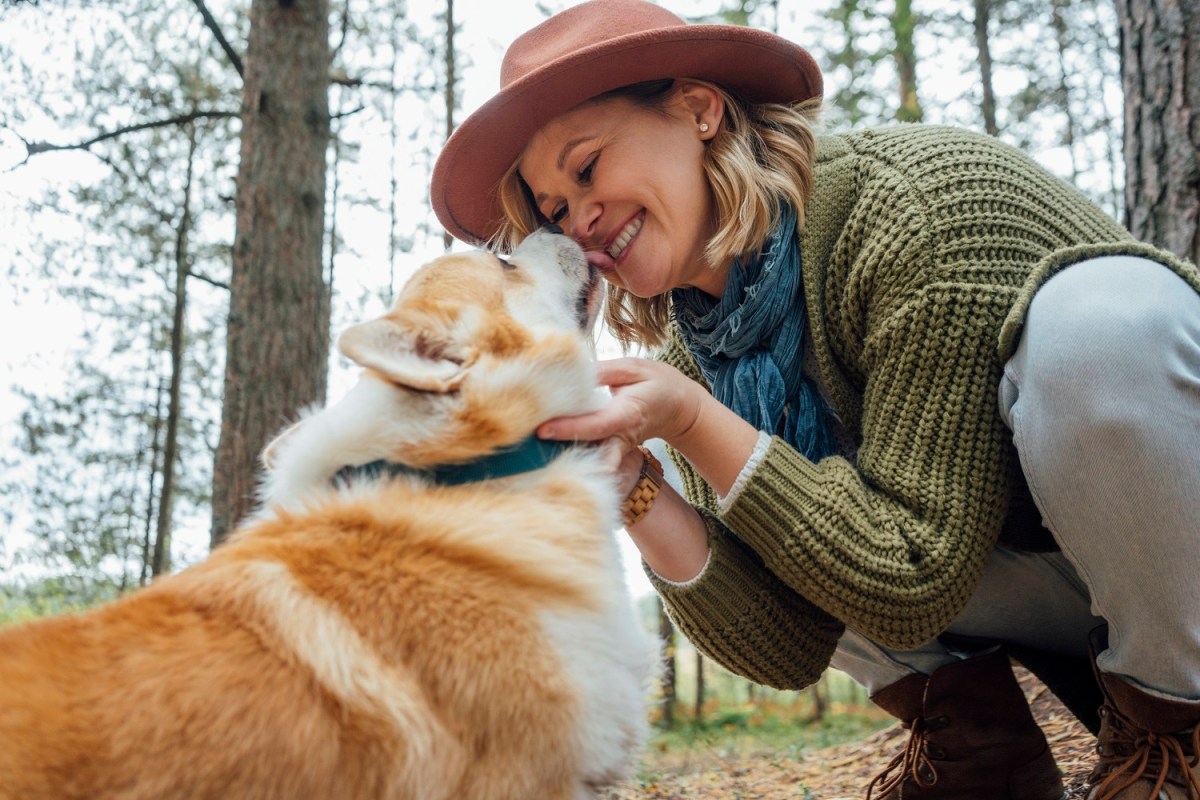 Frau mit Corgi