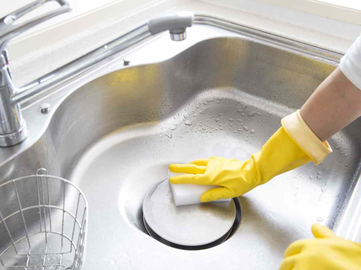 Spüle reinigen: Mit diesem genialen Hausmittel bleibt sie wochenlang sauber