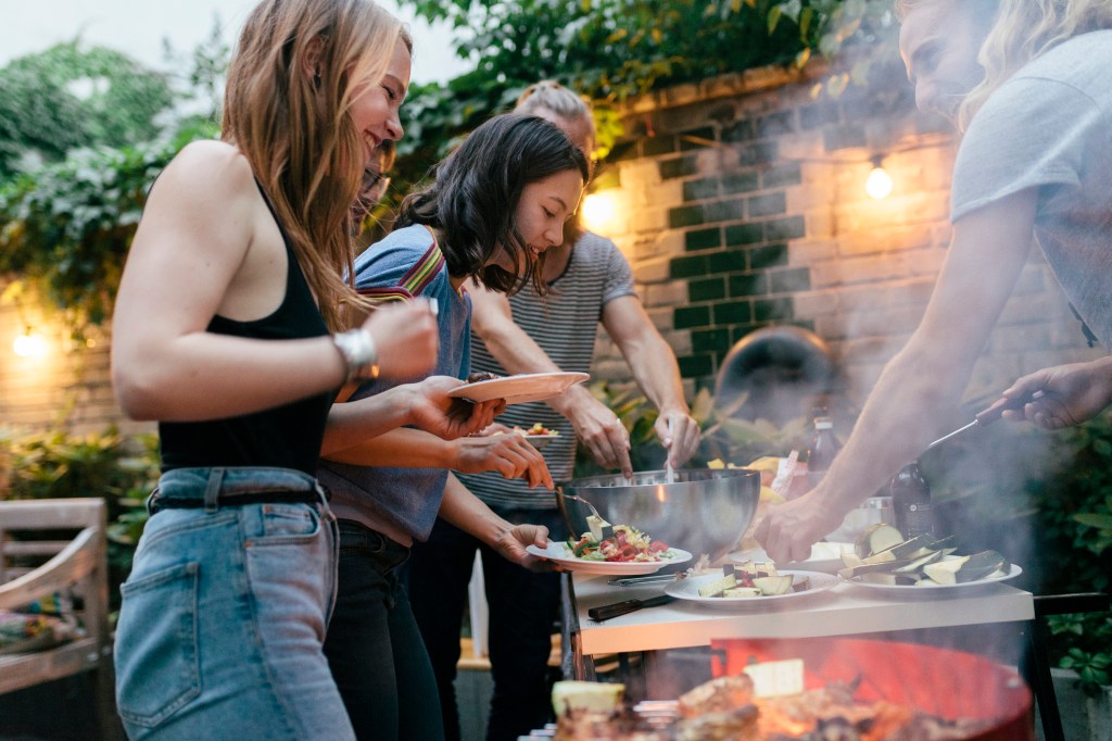 Freunde beim Grillen