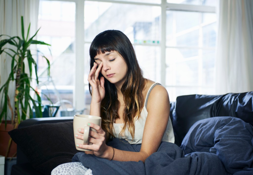 Frau ohne Energy mit Tasse in der Hand