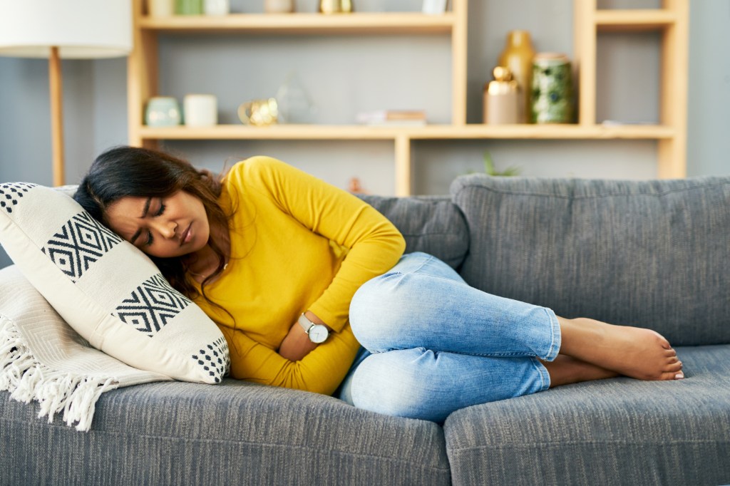 Frau Bauchschmerzen Couch