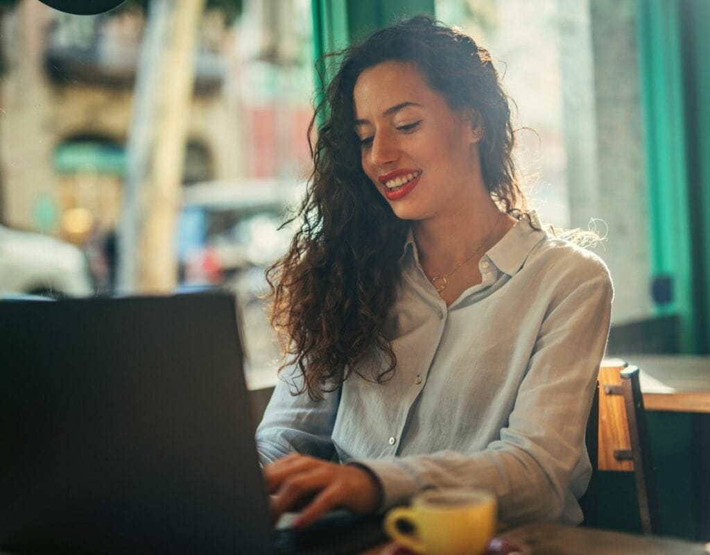 Frau am Laptop im Café