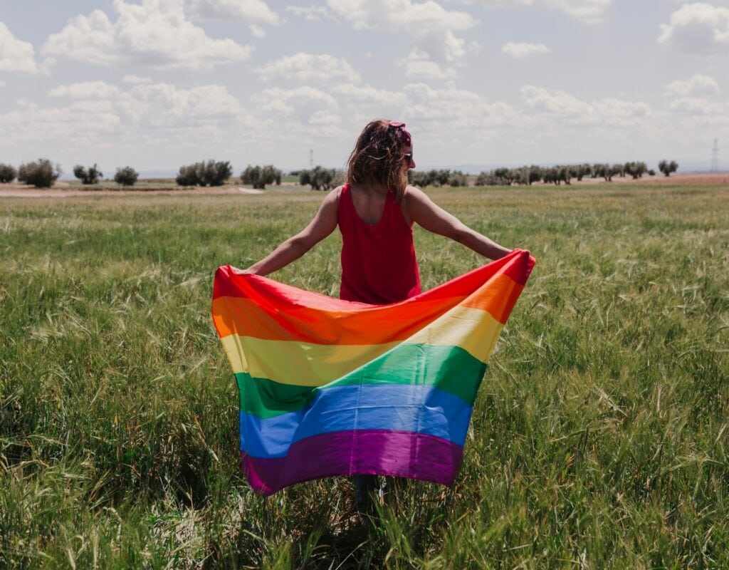 Frau mit Pride Flag Queerbaiting