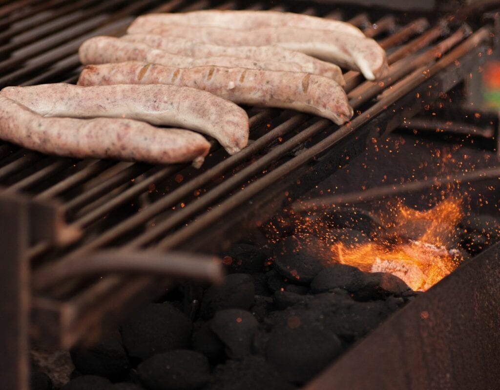 Würstchen auf Grill Grillwürstchen