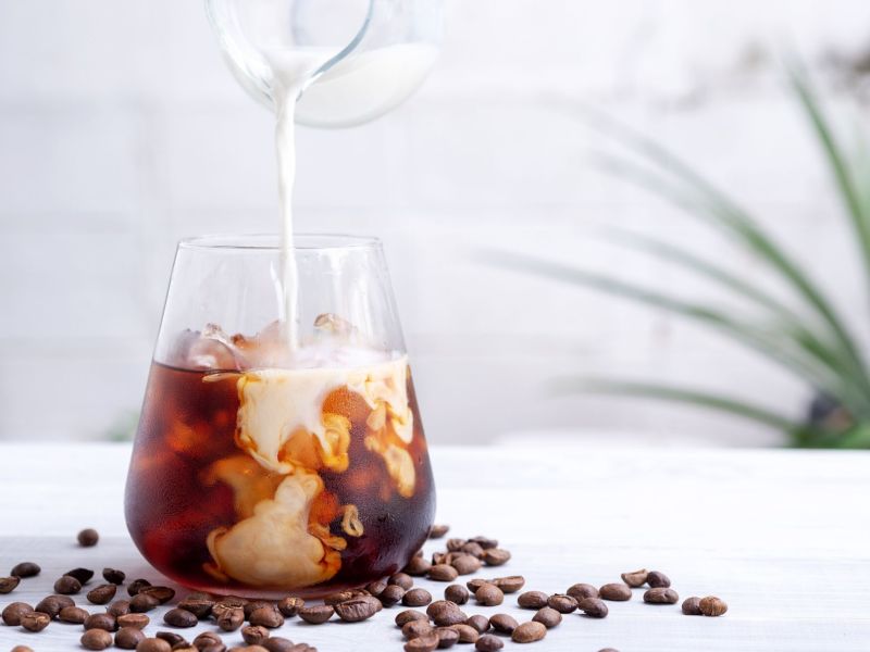 kalter kaffee cold brew mit milch