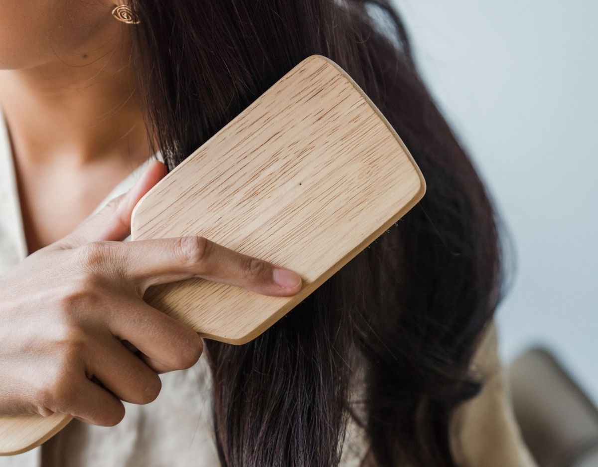 Frau bürstet Haare