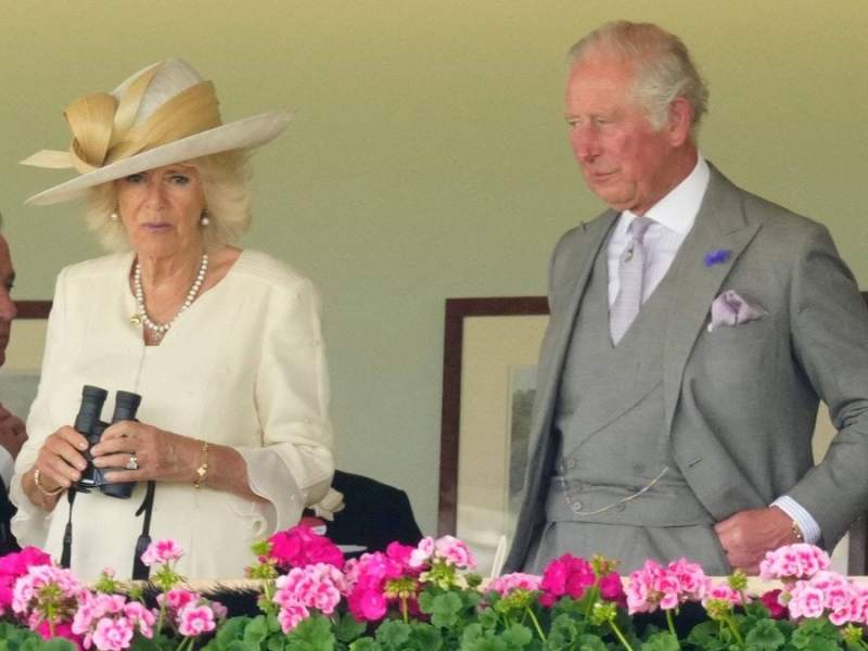 Ohne Namensschild: Prinz Charles und Herzogin Camilla am zweiten Tag von Royal Ascot 2021.. © imago images/Shutterstock