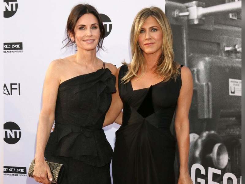 Die Schauspielerinnen Courteney Cox (l.) und Jennifer Aniston waren gemeinsam schon auf vielen Red-Carpet-Events.. © Kathy Hutchins/Shutterstock.com