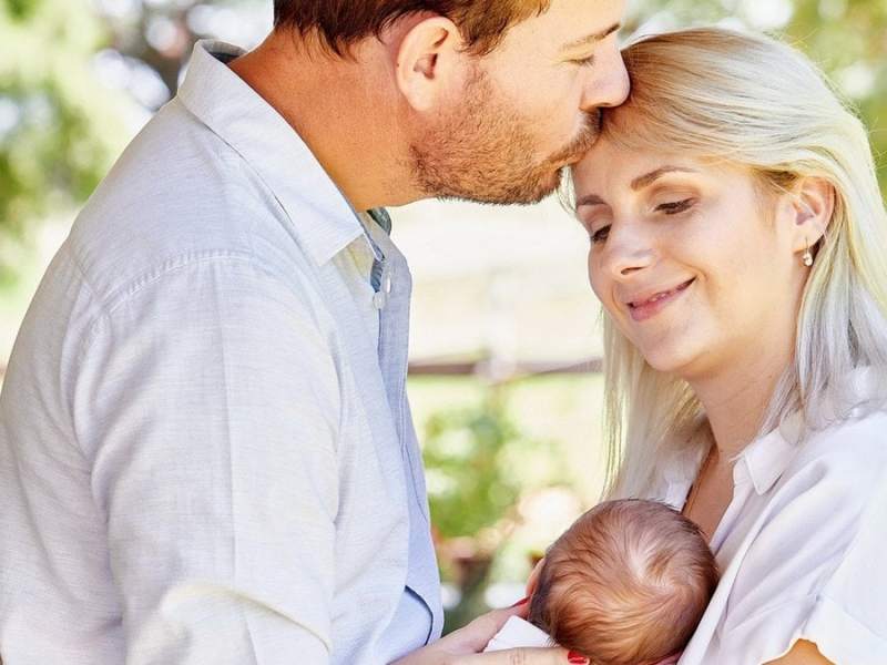 Gerald und Anna Heiser mit ihrem Sohn Leon. © TVNOW / Christian Stiebahl