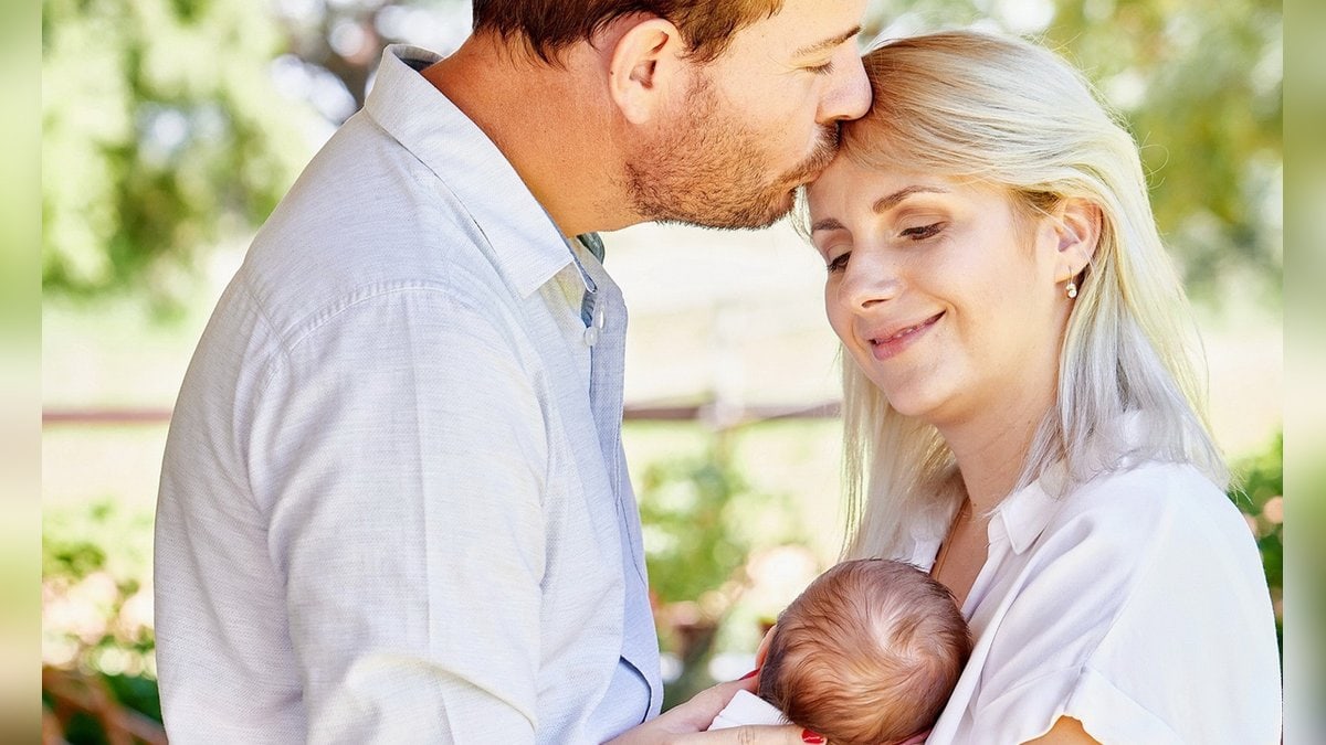 Gerald und Anna Heiser mit ihrem Sohn Leon. © TVNOW / Christian Stiebahl