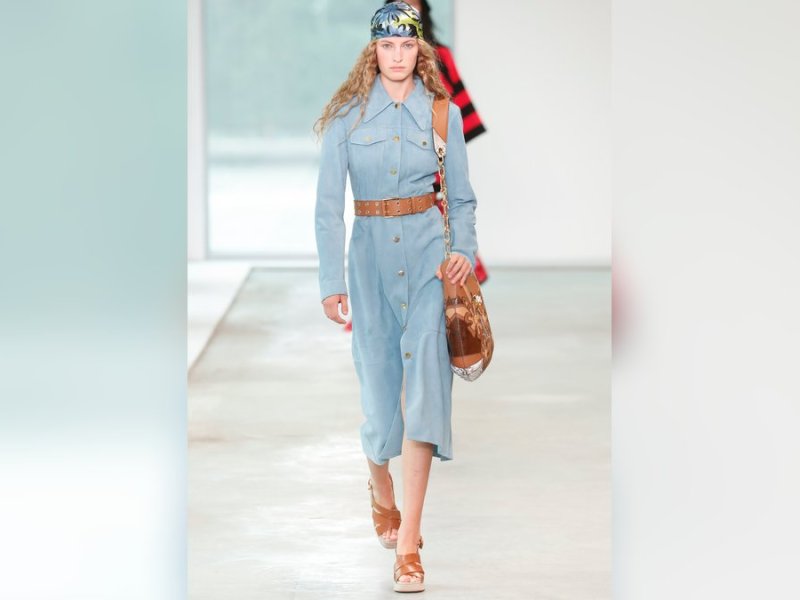 Auch in den Sommerkollektionen von Michael Kors sind trendige Hemdblusenkleider zu finden.. © FashionStock.com/Shutterstock.