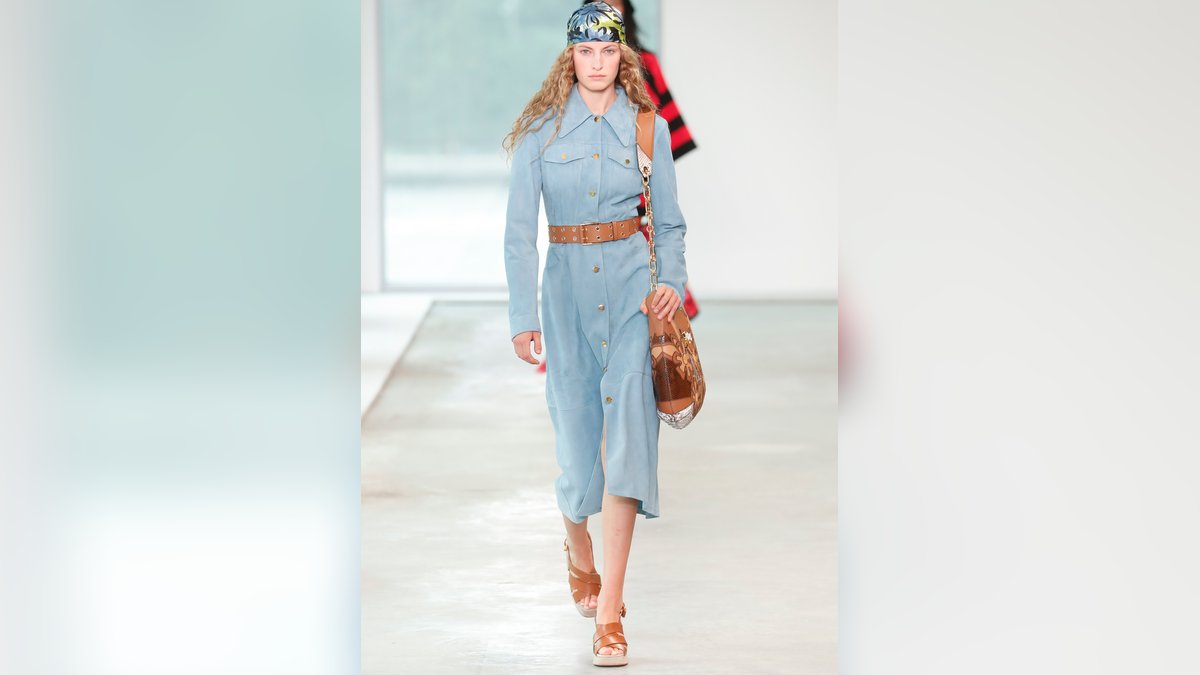 Auch in den Sommerkollektionen von Michael Kors sind trendige Hemdblusenkleider zu finden.. © FashionStock.com/Shutterstock.