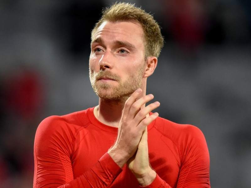 Fußball-Star Christian Eriksen gratuliert seiner Mannschaft.. © Influential Photography/Shutterstock.com