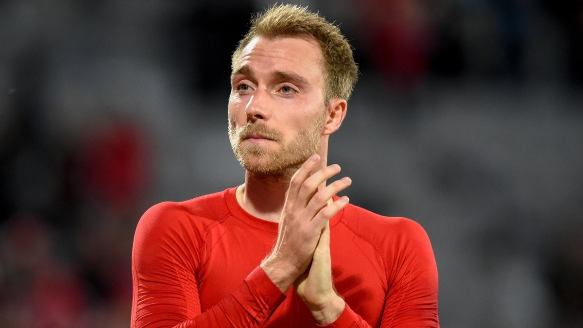 Fußball-Star Christian Eriksen gratuliert seiner Mannschaft.. © Influential Photography/Shutterstock.com